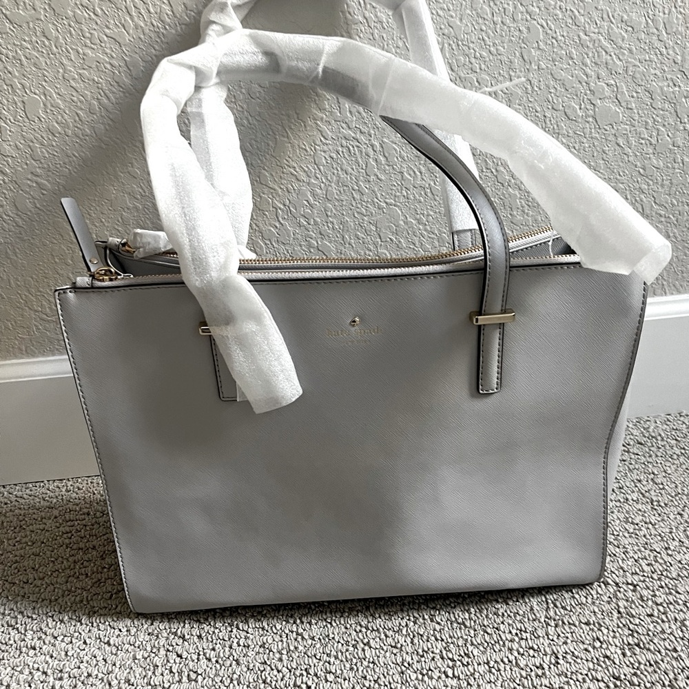 NWT
Beautiful gray Kate Spade bag
Medium sized with pockets inside